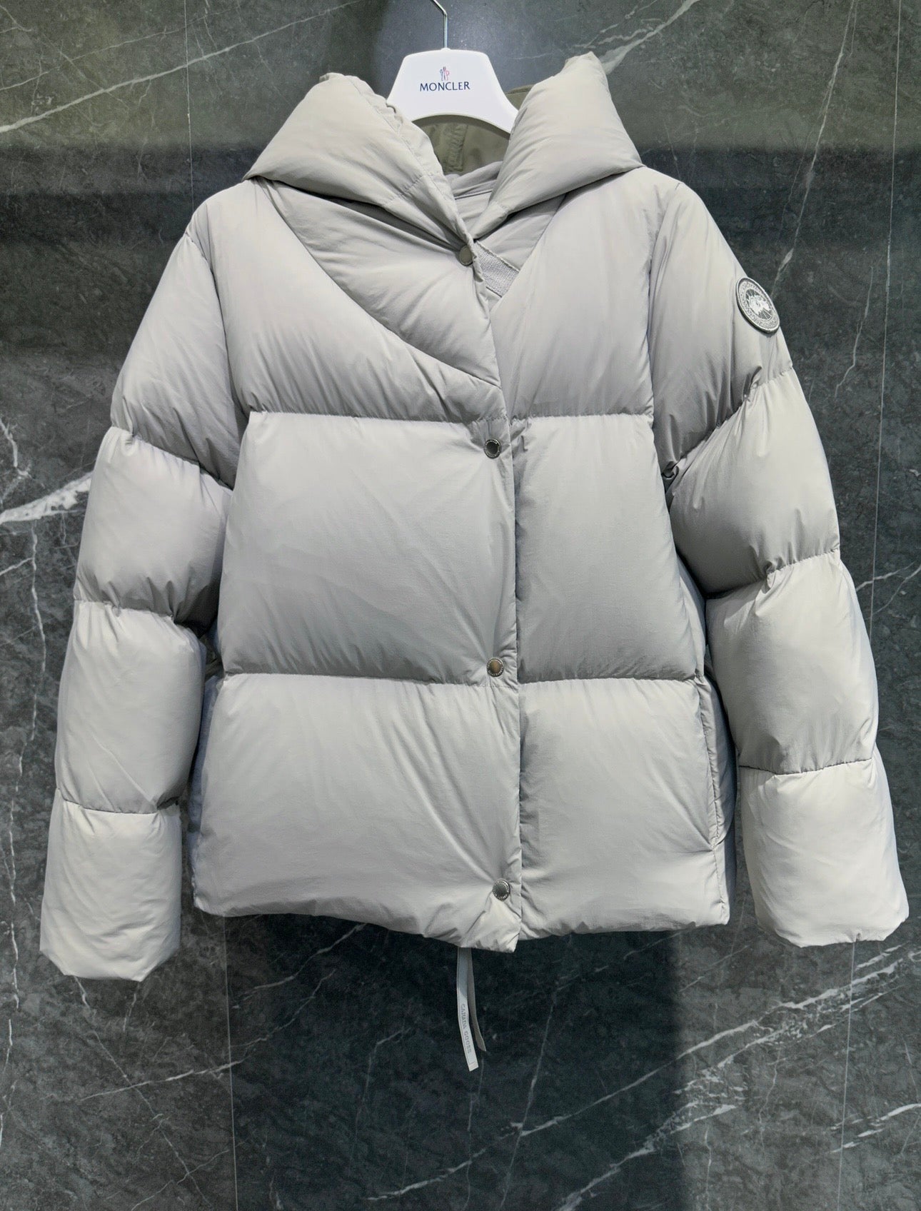 캐나다구스 로다 로고 패치 숏 패딩